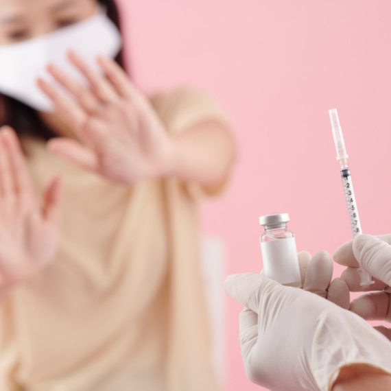 Antivakserka tvrdila:"Svi vakcinisani protiv kovida umreće do 31. 12. 2025." ANKETA/FOTO