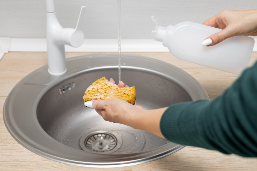 Uklanja svu masnoću, bez trunke hemije: Napravite domaći deterdžent za sudove