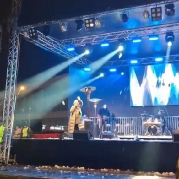 Nasilje blokadera u Čačku: Zviždali i gađali Anu Bekutu ledenicama VIDEO