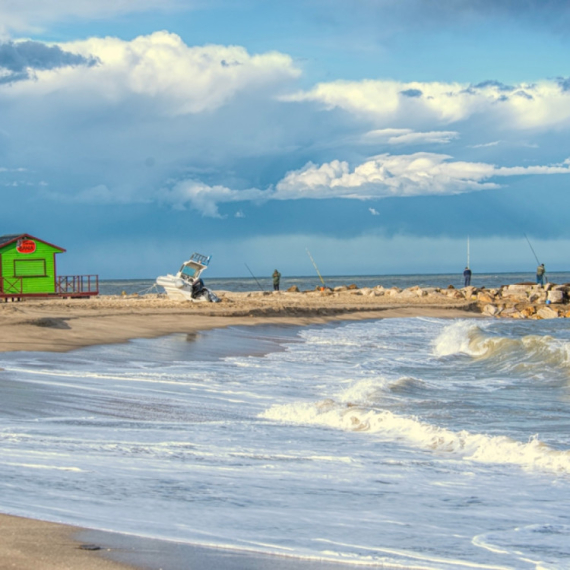 Cunami pogodio popularno letovalište: Jedan čovek poginuo, 35 povređenih VIDEO