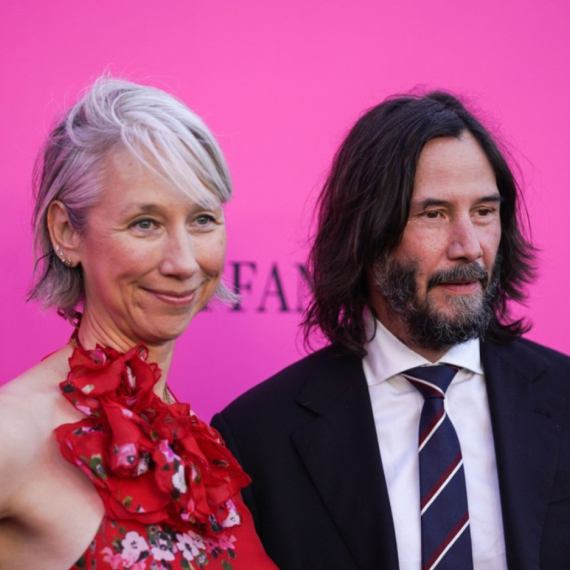 Hejteri joj ne mogu ništa: "Zapuštena starija žena" srušila mreže poljupcem sa najvećim šmekerom FOTO