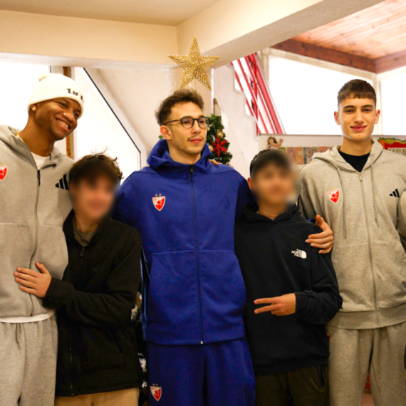 Crveno-beli karavan nastavio misiju - Meridian fondacija i Crvena zvezda ponovo obradovali mališane VIDEO