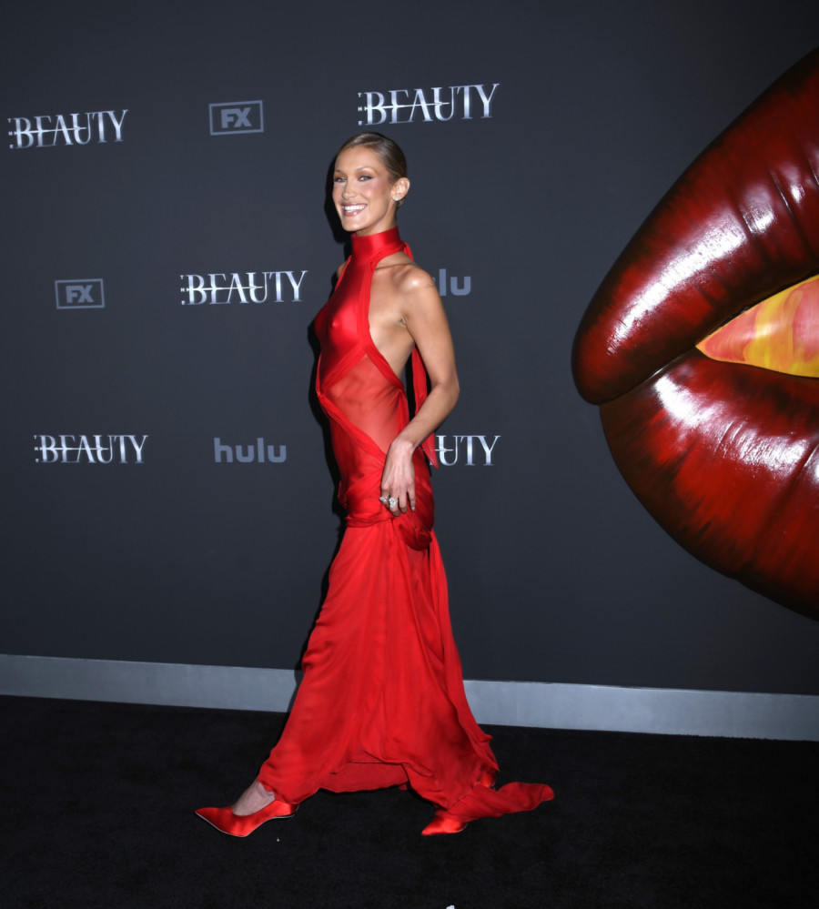 Najlepša žena se vratila: Prošetala u seksi haljini i jedva prekrila intimne delove FOTO/VIDEO