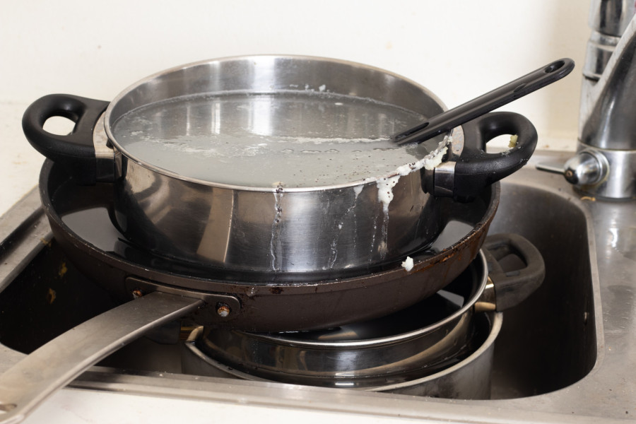 Stalno to radite kad perete posuđe, a trajno uništava vaše šerpe i tiganje