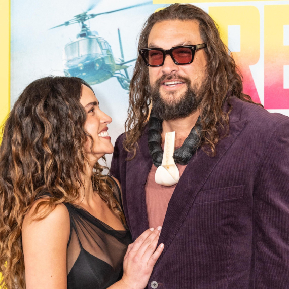 Najpoželjniji šmeker Holivuda ne može da obuzda strasti pored 12 godina mlađe lepotice FOTO/VIDEO