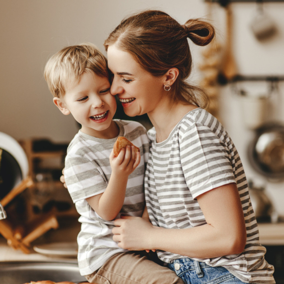 Mama poljubila sina u usta i pokrenula lavinu komentara: "Žao mi je da ga odbijem" VIDEO