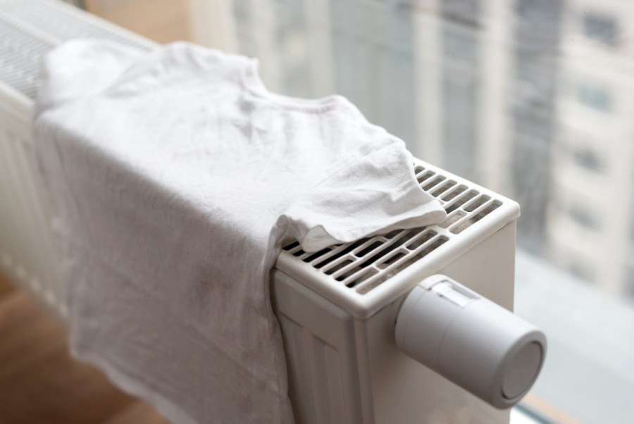 Opasno je: Evo zašto ne bi trebalo da sušite veš na radijatoru
