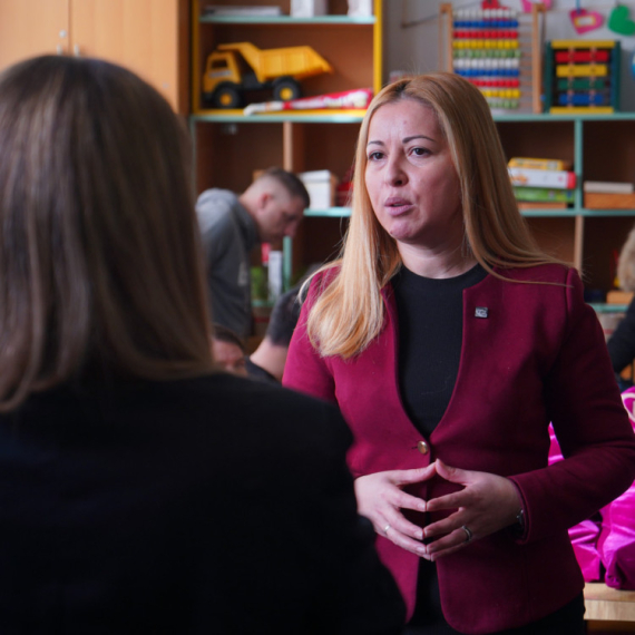 Praznična čarolija za "Decu u srcu": Paketići Fondacije Mozzart stigli i u Aranđelovac FOTO