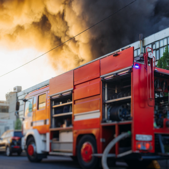 Izbio požar u hotelu: Muškarac nastradao; Na desetine evakuisano FOTO