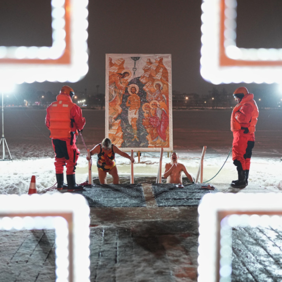 Kako Rusima ovo uspeva? Bogojavljensko kupanje na -37 stepeni FOTO/VIDEO