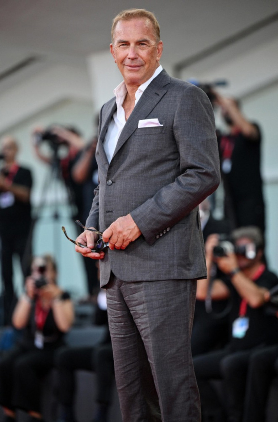 Dva puta se razvodio, ima sedmoro dece: Jedan od najpoželjnijih neženja proslavio 71. rođendan FOTO