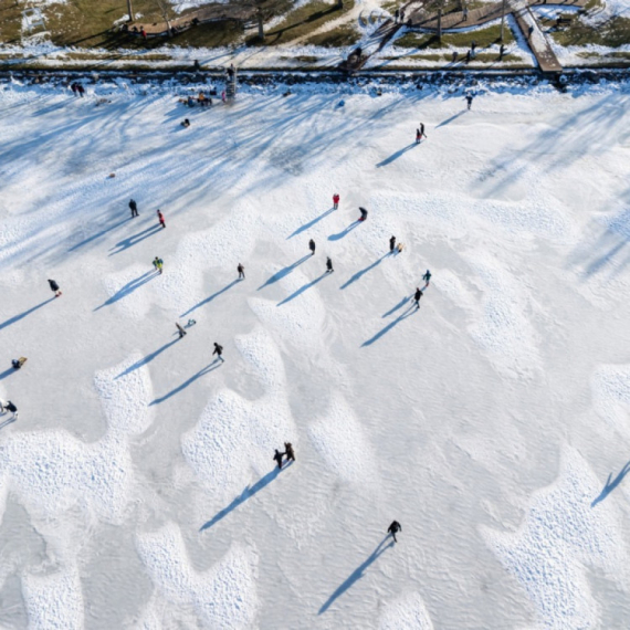 Posle devet godina zimska bajka na jezeru: Jedinstvena ledena površina perivukla mnoge FOTO/VIDEO