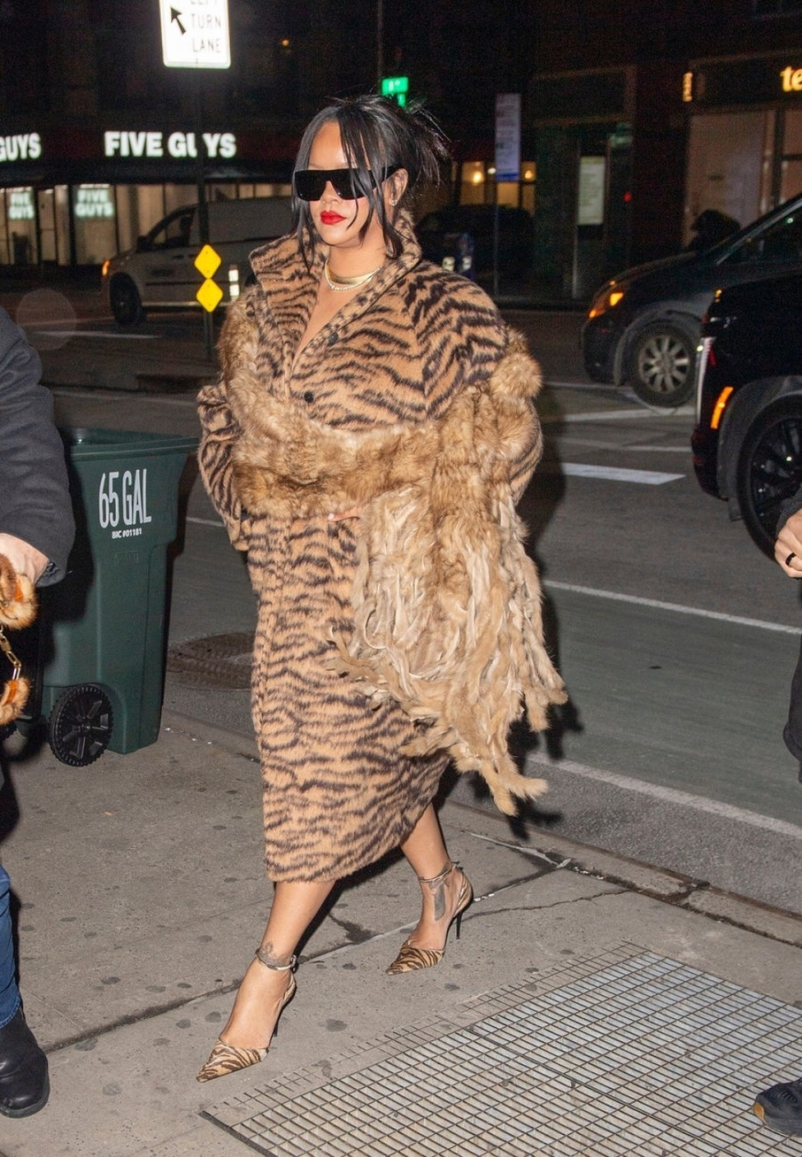 Grrr: Ona zna kako se nosi ovaj seksi komad garderobe FOTO