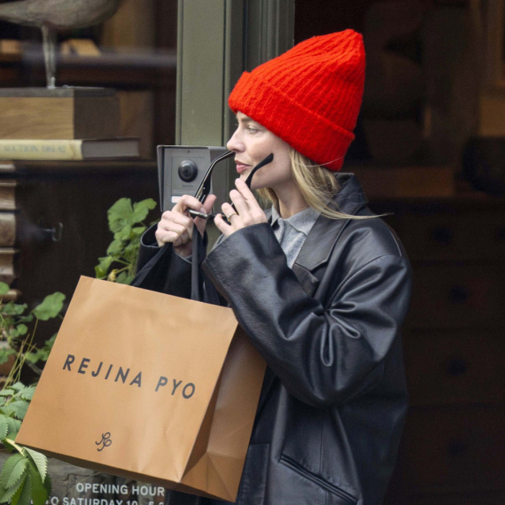 Najlepša glumica u retro izdanju: Stari model farmerki je ponovo "in", a patike sigurno imate FOTO