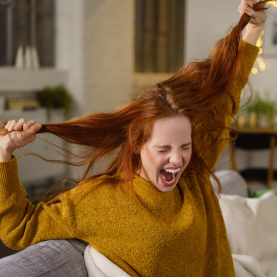 Žene zimi lude zbog naelektrisane kose: Ne brinite, postoji rešenje – nosite ovo u torbi