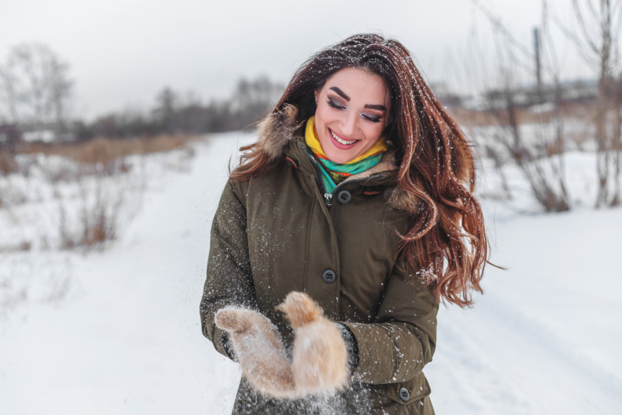 Žene zimi lude zbog naelektrisane kose: Ne brinite, postoji rešenje – nosite ovo u torbi