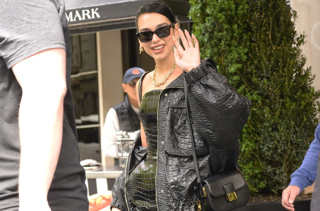 Slavna Albanka oduševila izdanjem: Duge noge u prvom planu, seksi stajling kida FOTO