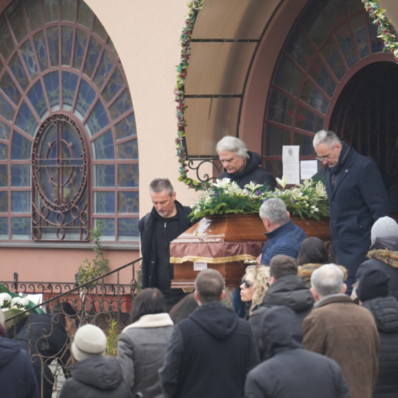 Sahrana Miroslava Aleksića: Vuk Kostić nosi sanduk, a evo ko je još došao od glumaca FOTO