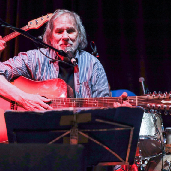 Poznati pevač i njegova supruga izgoreli u požaru