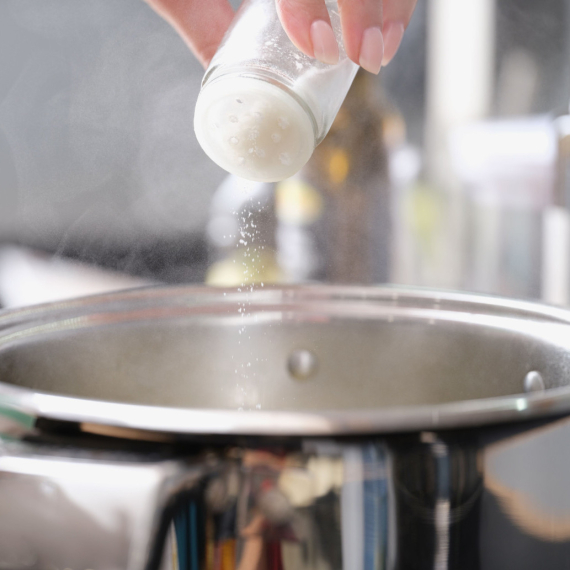 Najčešći kuhinjski "kiks": Prestanite da stavljate so u hladnu vodu dok kuvate