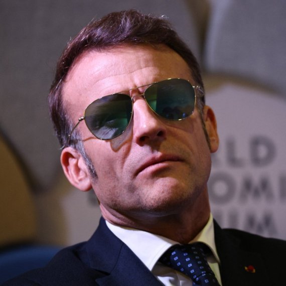 Makronove naočare od 659 evra srušile su mreže – ali bukvalno FOTO