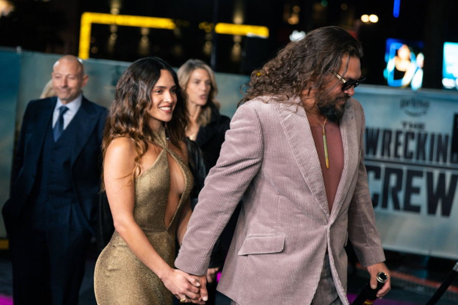 Pali poljupci na premijeri filma: Najveći frajer Holivuda se ne odvaja od nje FOTO