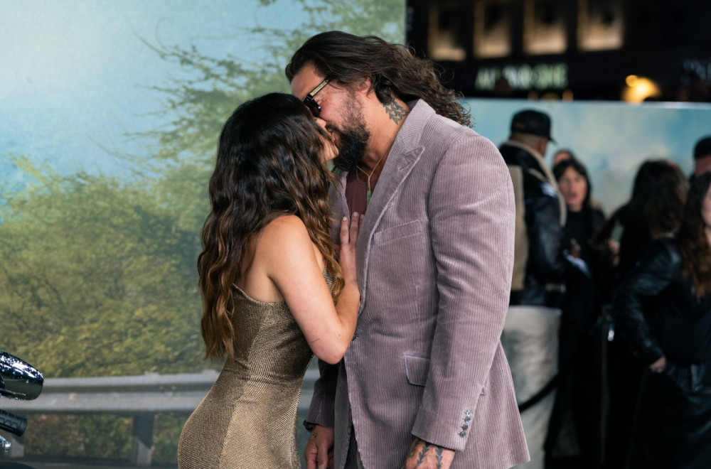 Pali poljupci na premijeri filma: Najveći frajer Holivuda se ne odvaja od nje FOTO