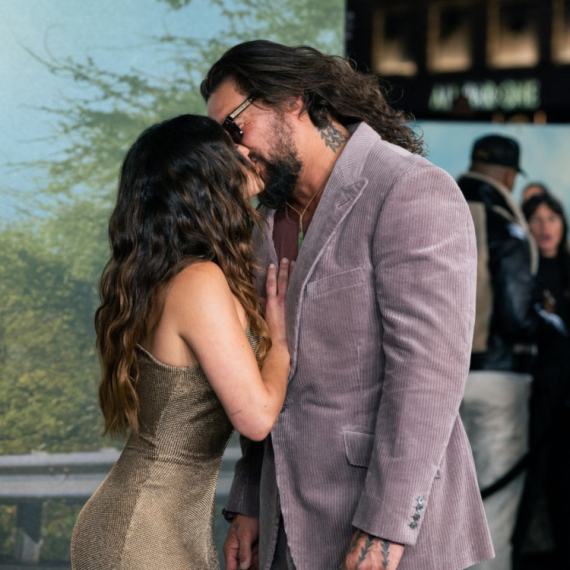 Pali poljupci na premijeri filma: Najveći frajer Holivuda se ne odvaja od nje FOTO