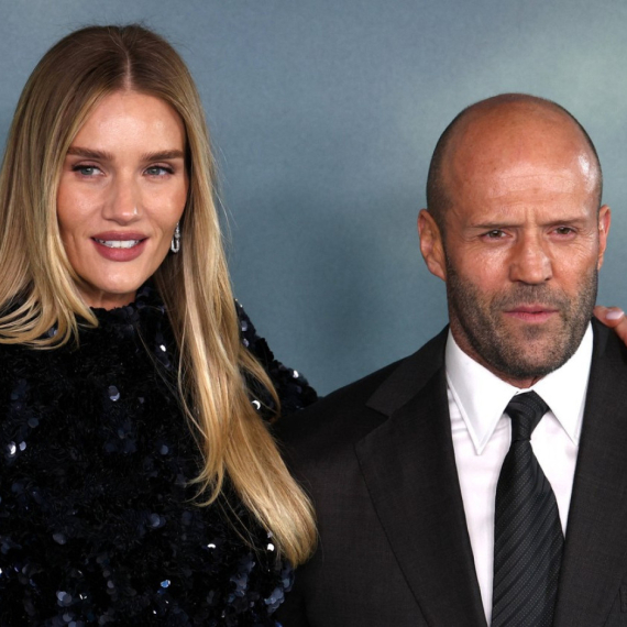 Nije lako s ovakvom lepoticom: Ni godine, a ni razlika u visini ne mogu da ih "slome" FOTO