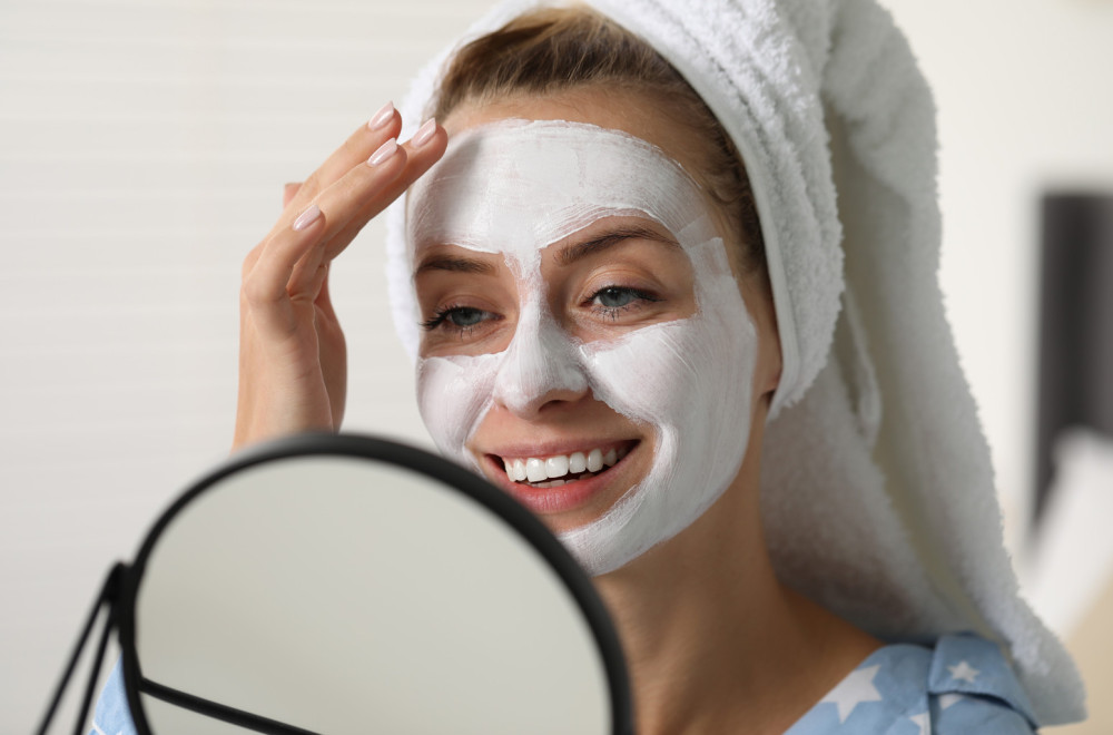 Domaća maska za lice od 3 sastojka: Dubinski hrani kožu i smanjuje bore