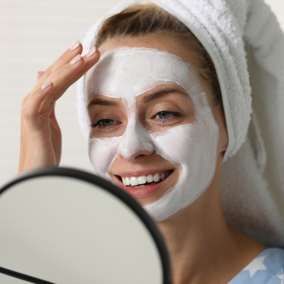 Domaća maska za lice od 3 sastojka: Dubinski hrani kožu i smanjuje bore