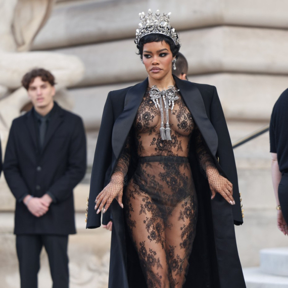 "Divlje" izdanje opasne lepotice: Čipka ne može da sakrije ove obline FOTO