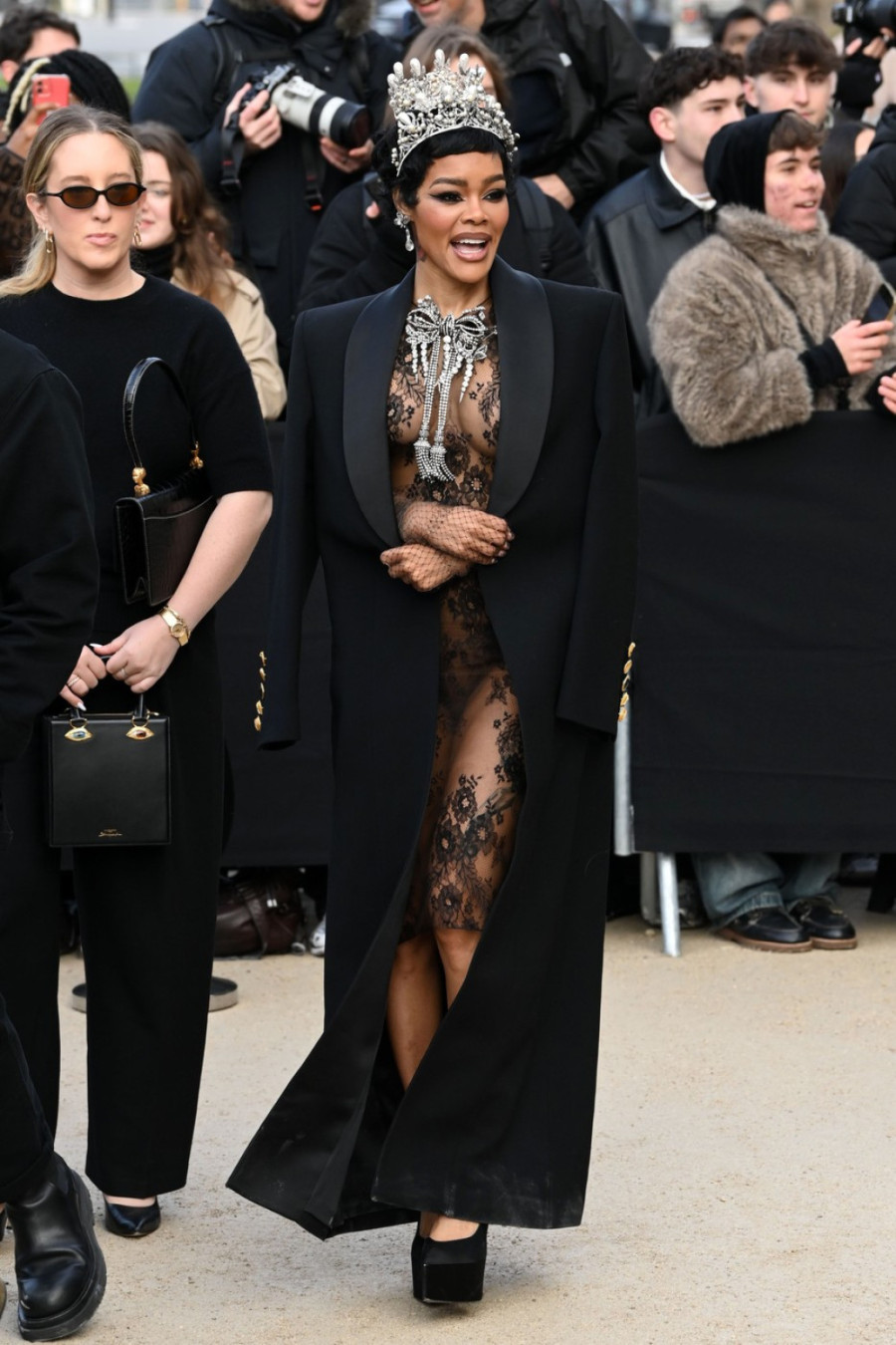 Divlje izdanje opasne lepotice: Čipka ne može da sakrije ove obline FOTO