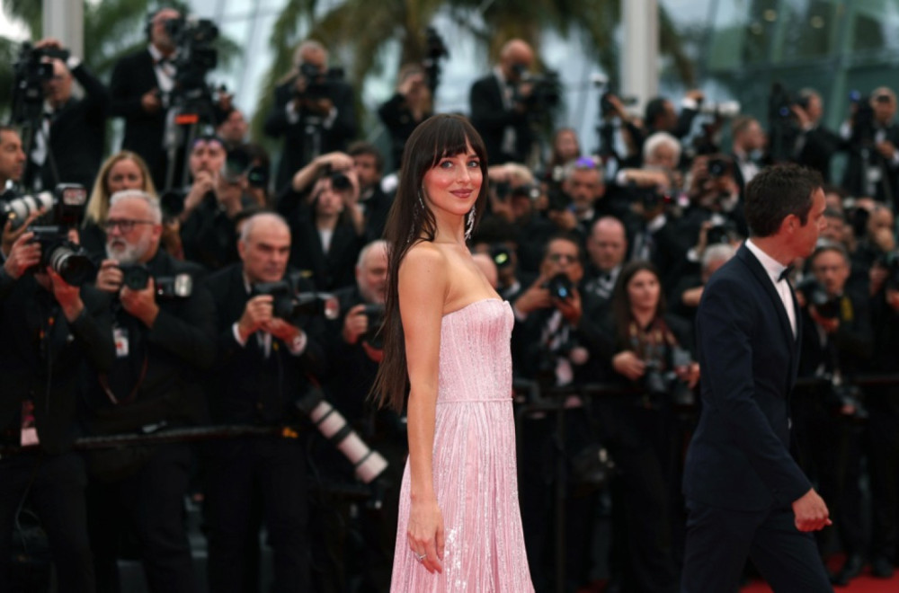 Sa starijim nije mogla, ali sa mlađim – sija od sreće: Jedna od najlepših glumica i zvanično zauzeta? FOTO