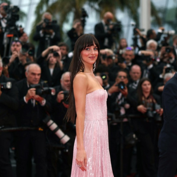 Sa starijim nije mogla, ali sa mlađim – sija od sreće: Jedna od najlepših glumica i zvanično zauzeta? FOTO