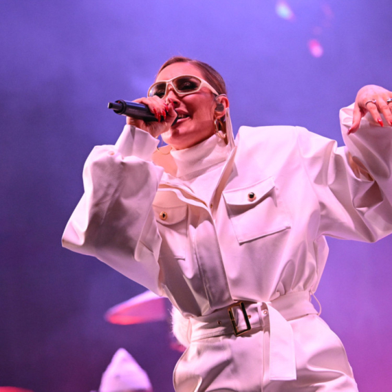 Senidah ruši sve rekorde: Fan pit u Novom Sadu rasprodat, publika traži nove datume