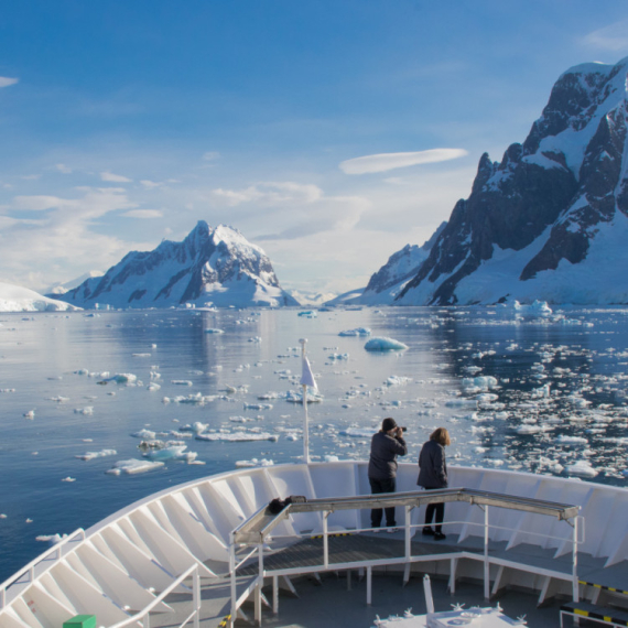 Drama na Antarktiku: Kruzer sa putnicima jedva spašen VIDEO