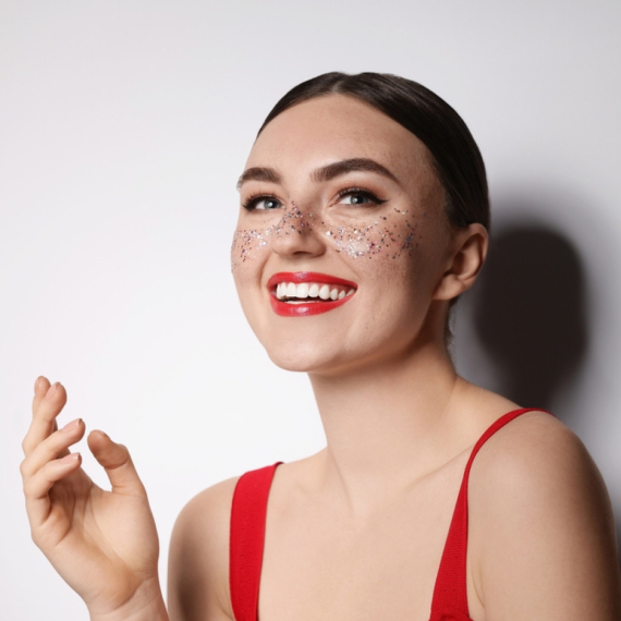 Singl devojke se prskaju šljokicama da bi razotkrile oženjene muškarce FOTO/VIDEO