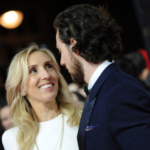 Najlepši muškarac sveta pozirao sa 23 godine starijom suprugom FOTO/VIDEO