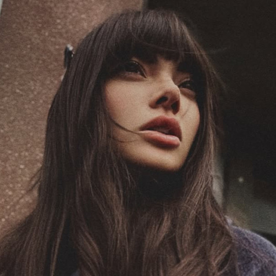 Ela Dvornik drastično promenila imidž: "Šiškama i ekstenzijama protiv korekcija" FOTO