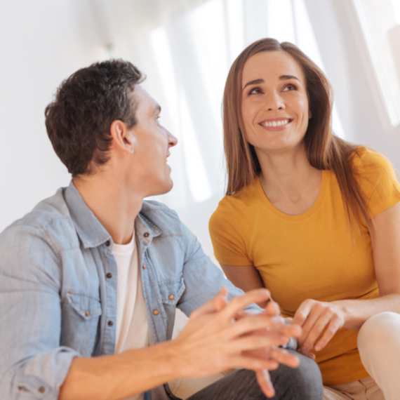 Tri znaka da vas muškarac ne gleda samo kao prijatelja