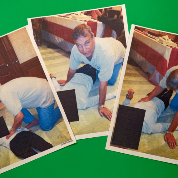 Princ slao fotografije svojih ćerki osuđenom pedofilu? Endrju na "sve četiri" na devojci FOTO