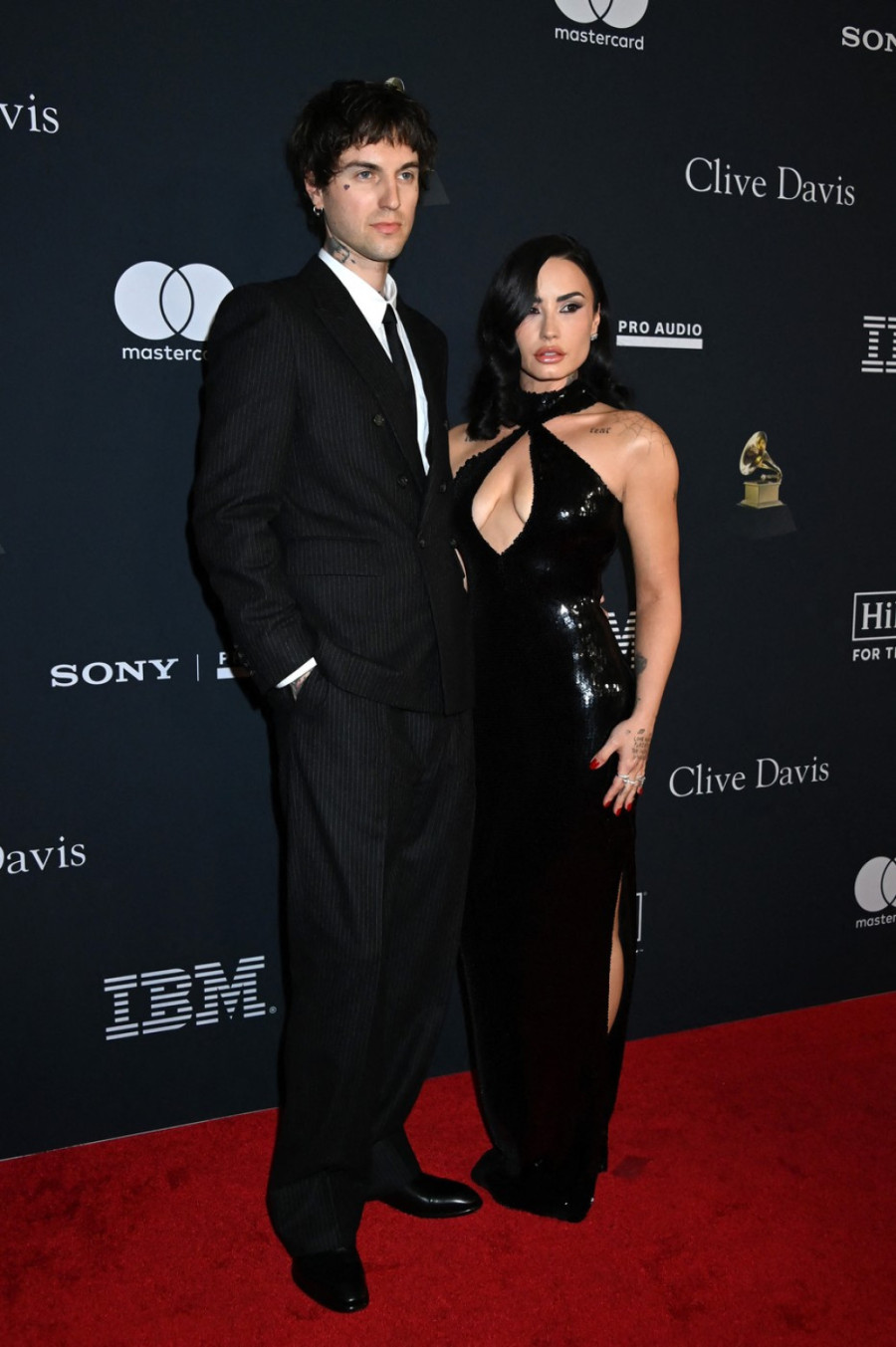 I strastveni poljupac i zgodno telo: Sve je pokazala na crvenom tepihu FOTO