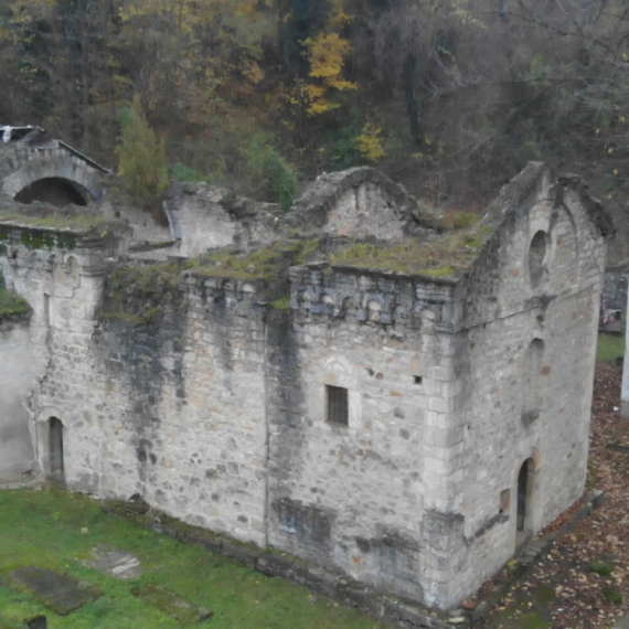 U ovoj misterioznoj crkvi kod Topole se srpska vojska pričešćivala kad je bilo najvažnije FOTO