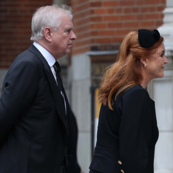 Skandali "tresu" Britaniju; Raskrinkan još jedan član kraljevske porodice: "Džefri, oženi me"