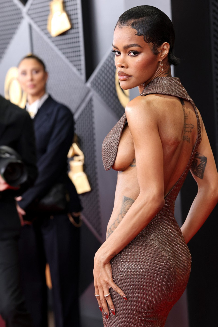 Kao da nije s ove planete: Nenormalni trbušnjaci i dramatična haljina bez donjeg veša FOTO/VIDEO