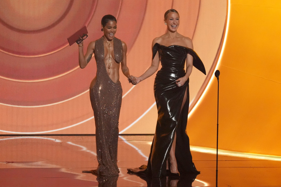 Dugim nogama opčinila svet: Bezobrazni izrez na haljini otkrio previše? FOTO/VIDEO