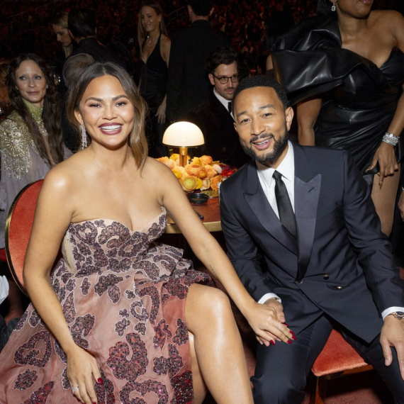 Ne mora sve da bude golotinja – i svedene haljine su seksi FOTO