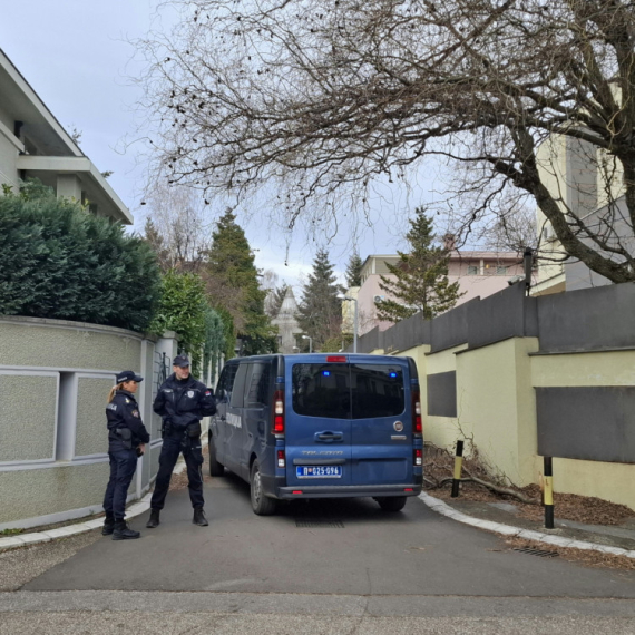 Prve fotografije sa lica mesta: Bačena bomba na kuću Zdravka Čolića, šteta milionska FOTO
