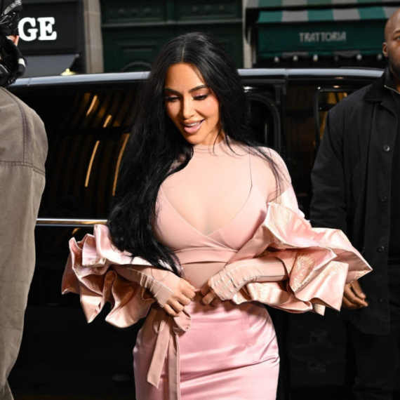 Ne nosi jedan grudnjak, nego dva: Kim Kardašijan postavlja novi trend VIDEO/FOTO